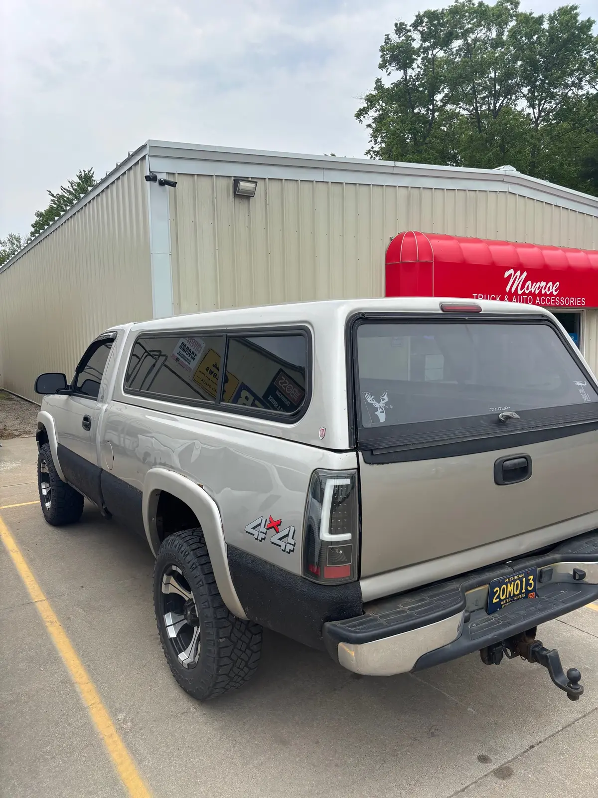 Used Chevy Silverado 1999-2006 8' Long Bed Used Topper Location: B-3-2 Code: Cnmm0000 1