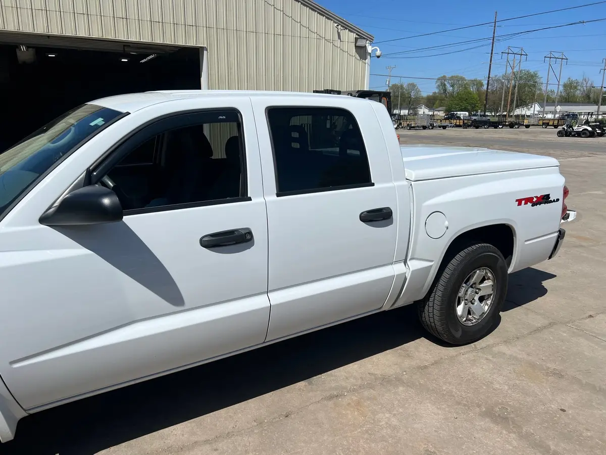 Used Dodge Dakota Short Bed 5' 2005-2009 Fiberglass Lid Cap White  Code: Cnm000 Location: B-9-5 1
