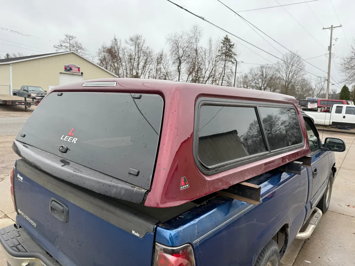 Used Dodge Ram Quad Cab 6.5 Short Bed Fiberglass Burgandy Truck Cap Topper Fits 2019-2024 Location: B-1-2  Code: Cl189 1