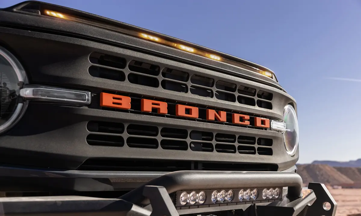 753183  -  Aeroskin Lightshield Hood Protector; Black 1