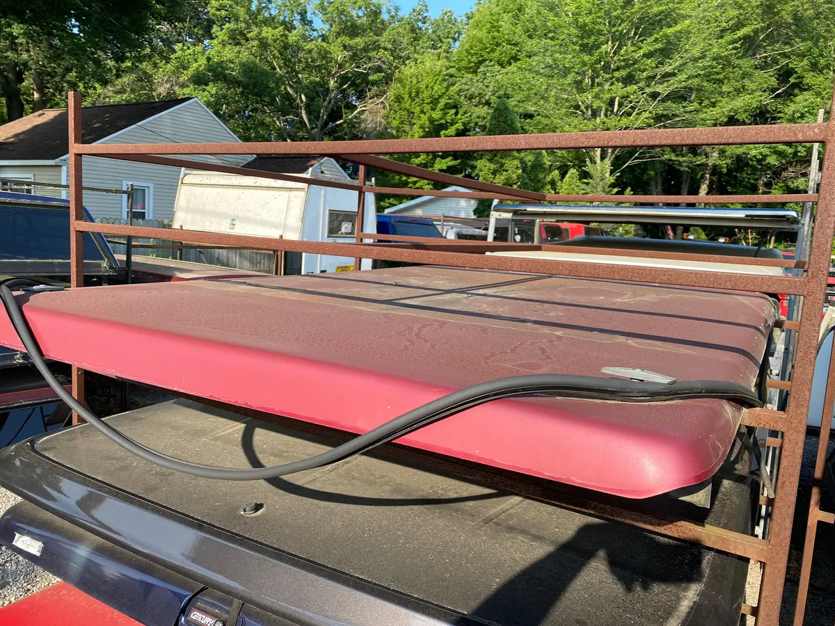 Used Dodge Ram 8' Long Bed 1994-2001 Fiberglass Lid Prc Red Code: Cdr Location: B-7-8 1